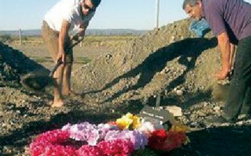 El sepulturero faltó y el intendente enterró a un difunto