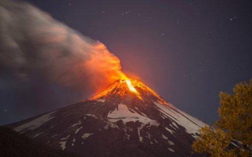 Alerta por la erupción de un volcán a 100 kms. de Argentina