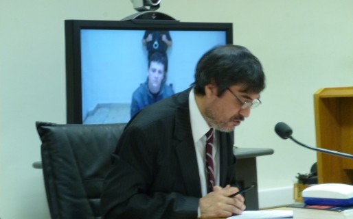 Dos años de prisión y multa por tenencia ilegal de arma