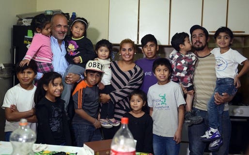 Buzzi visitó a familia ensamblada con 6 niños adoptivos