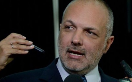 Duras críticas de Buzzi a Bortagaray en Dolavon