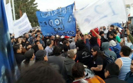 Masiva movilización en apoyo a Vidal y los petroleros detenidos