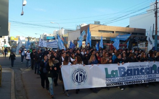 Trabajadores bancarios marcharon por las calles del centro