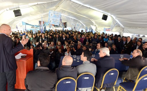 Reconocimiento a Buzzi por la Ley de Hidrocarburos