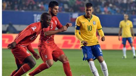 Brasil venció a Perú en el descuento