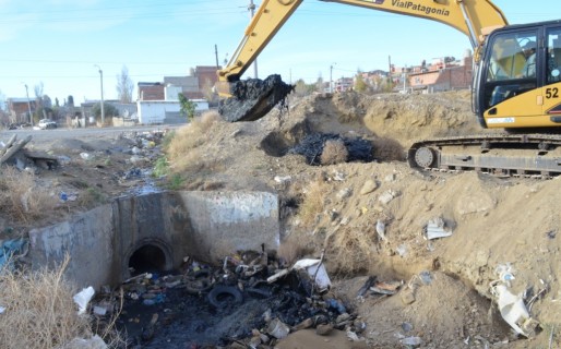 Comenzaron los trabajos de limpieza en el canal de la Avenida Roca