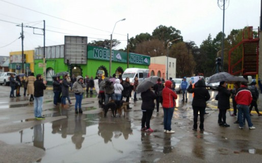 Padres de la escuela 83 marchan por las calles del centro