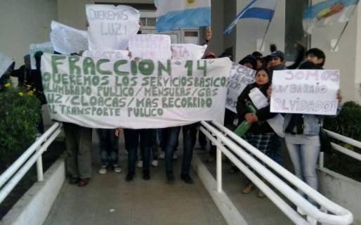 Vecinos de la fracción 14 reclamaron por servicios