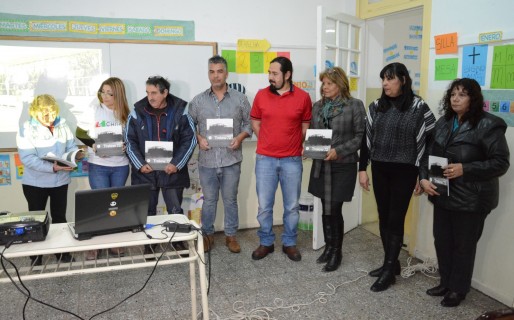 Entregan libro sobre la Masacre de Trelew a bibliotecas populares
