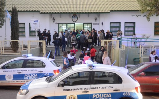 Separan a directivos y supervisora de la Escuela N° 83