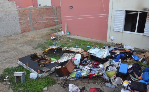 Violentaron una ventana para incendiar la vivienda del maestro