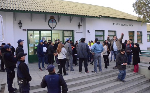 Escuela 83: Padres impiden el ingreso de alumnos
