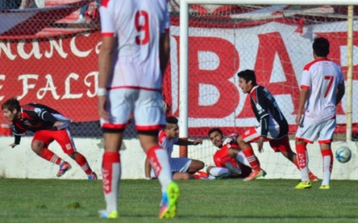 Racing le ganó a Huracán el duelo chubutense