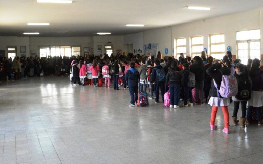 Con cámaras de seguridad, volvieron las clases en la Escuela 83