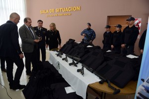 entrega chalecos policia1
