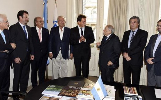 Massa quiere más fábricas y menos casinos