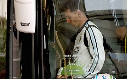 Tras la derrota, la Selección llegó al país en silencio