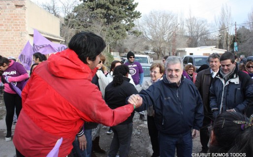 Das Neves camina y charla con los vecinos