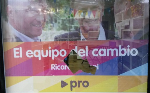 Destrozan los vidrios del local del PRO en Esquel