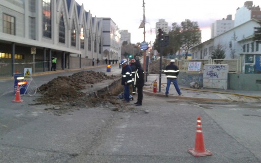 Caos vehicular por rotura de un caño de gas