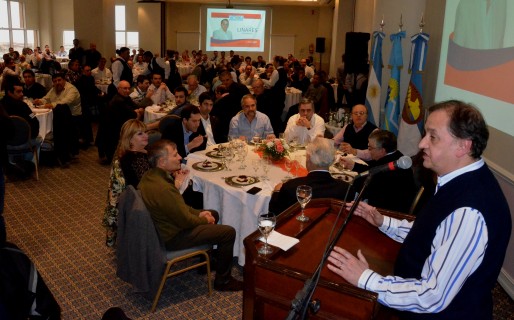 Linares expuso su modelo de construcción social y política
