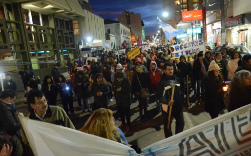 El viento no detuvo la marcha docente con antorchas