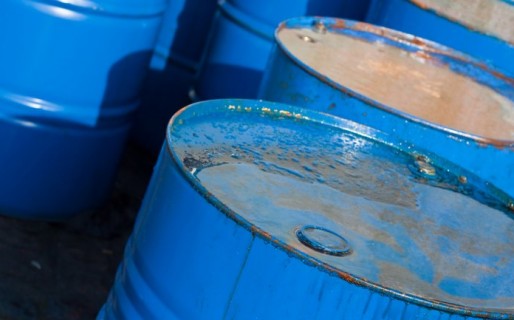 El crudo subió fuerte y superó los 49 dólares