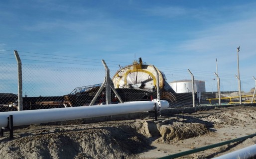 Se desplomó un tanque en la Planta de YPF en Km. 9