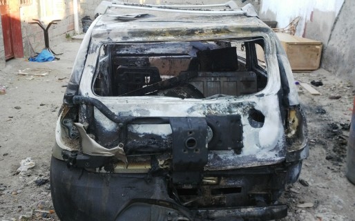 Le incendiaron el auto y ahora tienen que empezar de cero