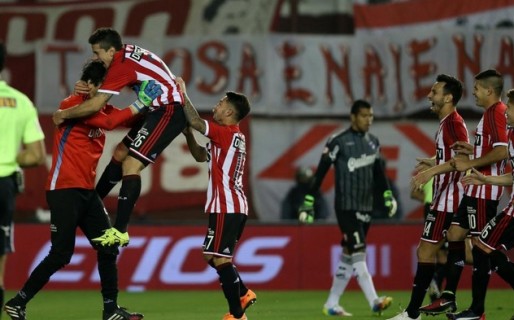 Hilario se vistió de héroe y pasó Estudiantes