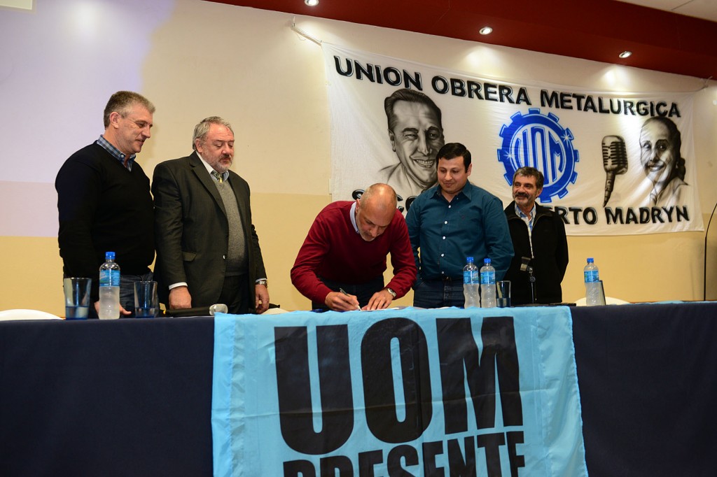 Buzzi firma acuerdo uom2