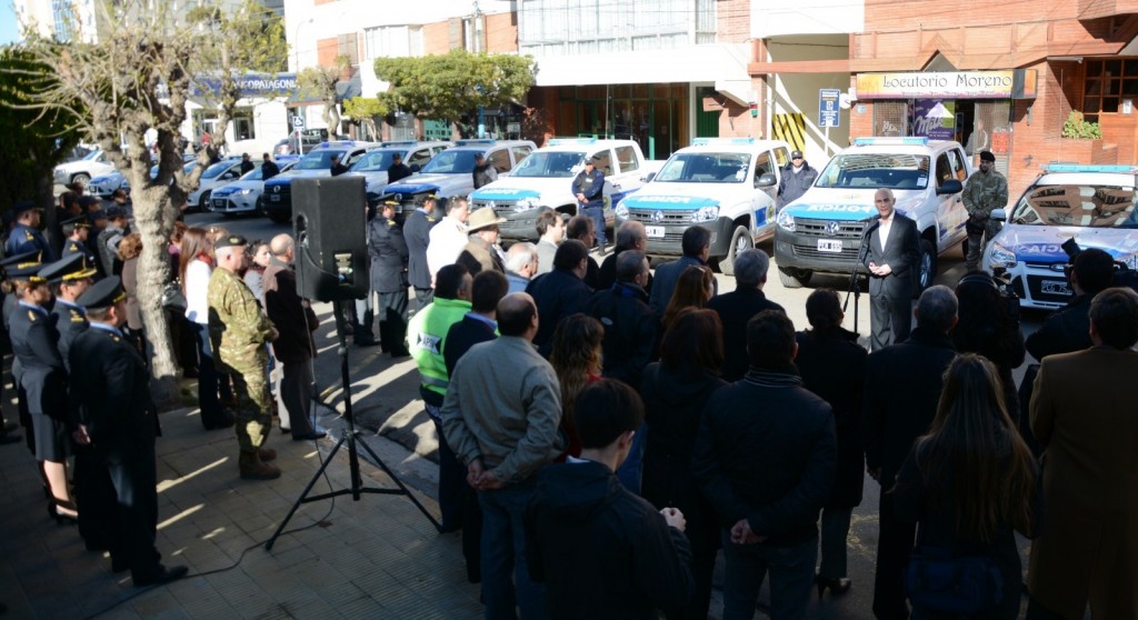 Entrega de moviles policiales Comodoro 1