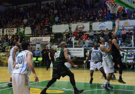 Gimnasia venció sufriendo a Peñarol tras una ventaja de 25