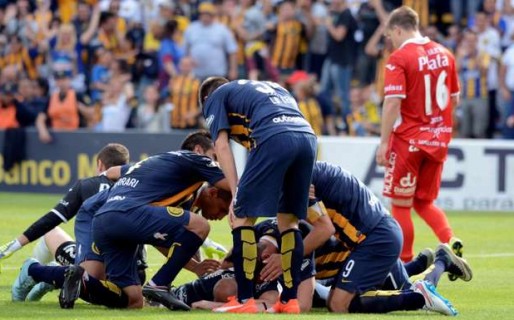 Central derrotó a Argentinos y todavía sueña