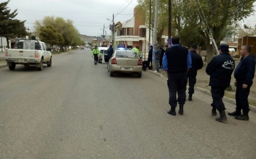 Secuestran vehículo adulterado y drogas en controles preventivos