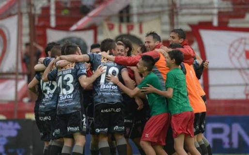 Huracán se mantuvo en Primera