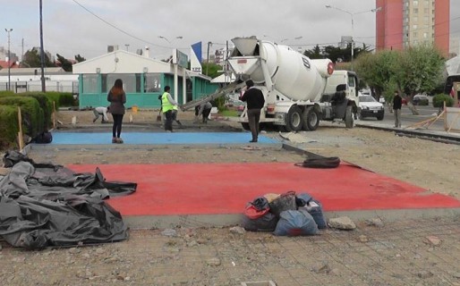 Sigue la construcción de una plazoleta en la Costanera
