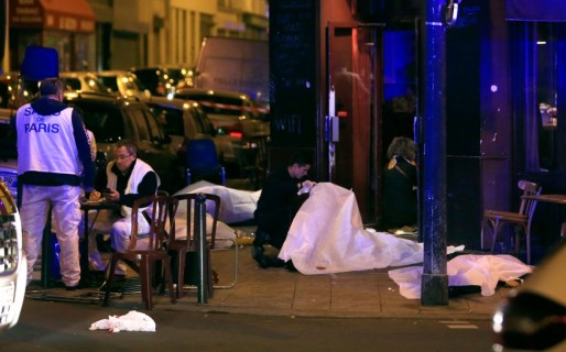 El presidente francés anunció emergencia y cierre de fronteras