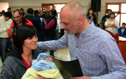 Buzzi entrega viviendas a familias de Río Senguer