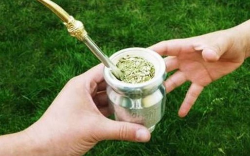 Prohibieron una yerba tras detectar «bacterias que causan envenenamiento»