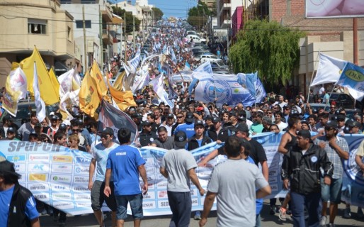 Fuerte reclamo de los Petroleros en una histórica movilización