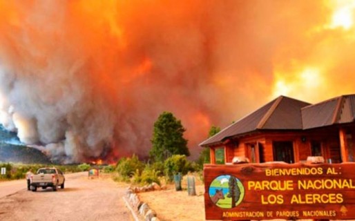 Por tierra y aire combaten el incendio en Los Alerces