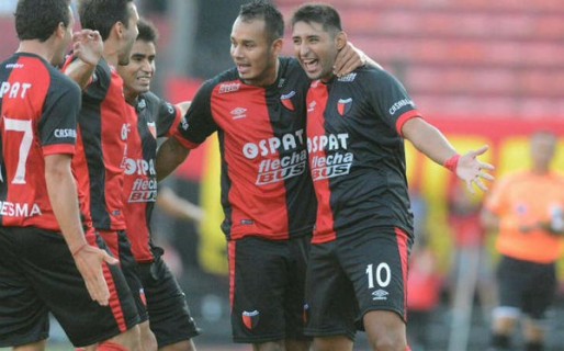 Colón goleó 3-0 a Belgrano y manda en su grupo
