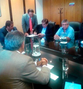 Zúñiga vive en una burbuja al negar la crisis petrolera