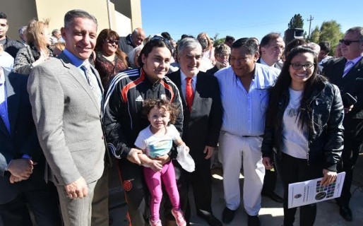 Das Neves entregó 41 viviendas en Comodoro Rivadavia