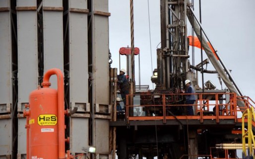 Jubilarán a mil petroleros para achicar costos