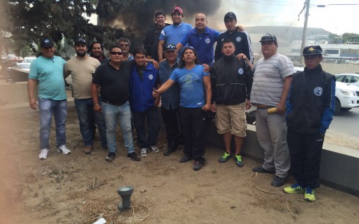 Trabajadores de Kank y Costilla mantienen una quema de cubiertas