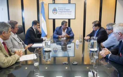 Petroleras acordaron la suspensión de 2000 trabajadores en Neuquén