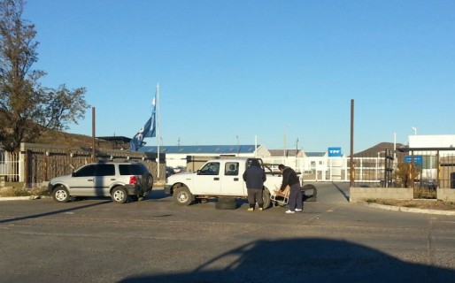 Petroleros bloquean accesos en Cañadón Seco