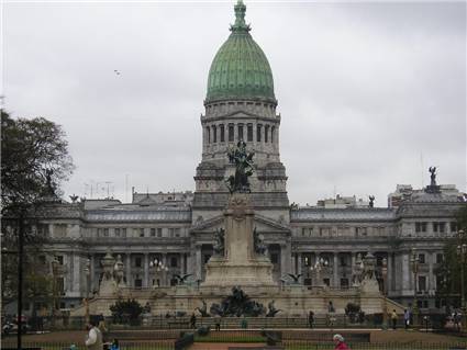 Tensión en el Gobierno ante el desafío de llenar la plaza para Macri